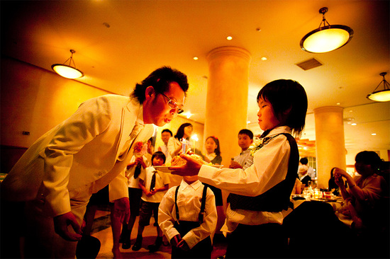 血のつながりを越えて父子になった「家族の結婚式」